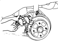   Снятие и установка колодок заднего дискового тормоза Mazda 323
