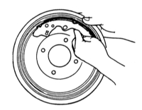  Снятие и установка задних тормозных колодок/тормозного барабана Mazda 323
