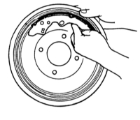  Снятие и установка задних тормозных колодок/тормозного барабана Mazda 323