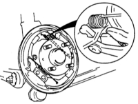  Снятие и установка задних тормозных колодок/тормозного барабана Mazda 323