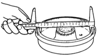   Проверка толщины тормозных колодок Mazda 323